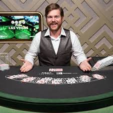 Meja blackjack live dengan dealer profesional yang siap melayani Dealer blackjack profesional di studio HD mayong88